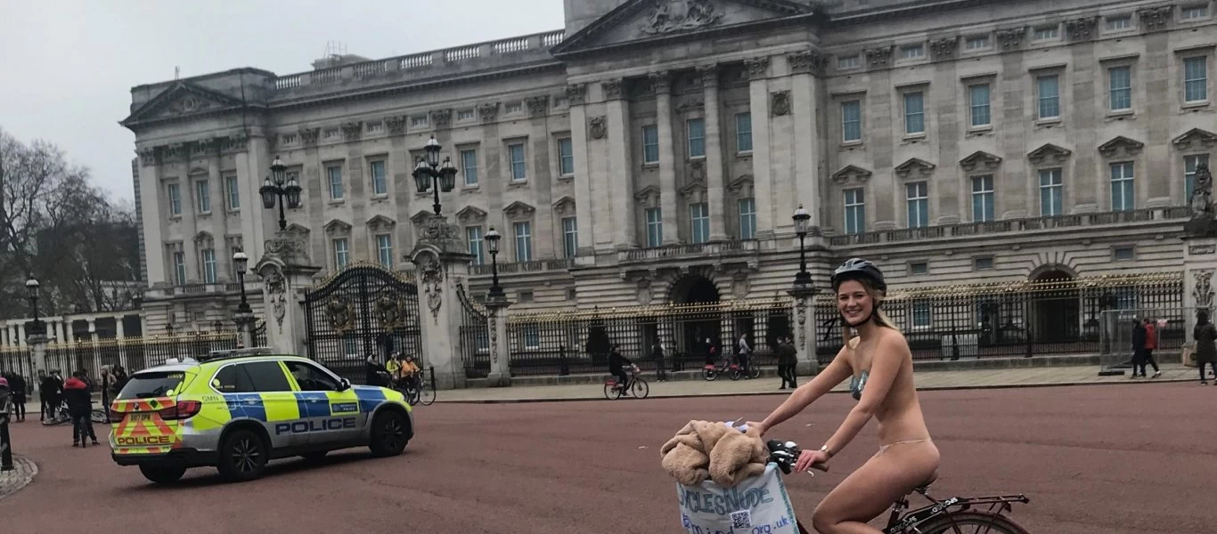 Λονδίνο: Γυναίκα έκανε 15χλμ με το ποδήλατο της φορώντας μόνο το εσώρουχο της! (φώτο)